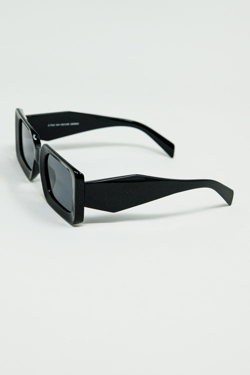 Gafas de sol cuadradas negras con detalle en el lateral