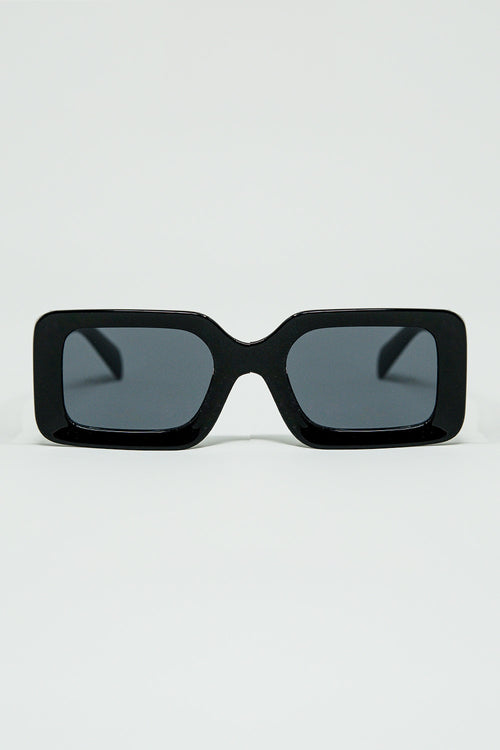Gafas de sol cuadradas negras con detalle en el lateral