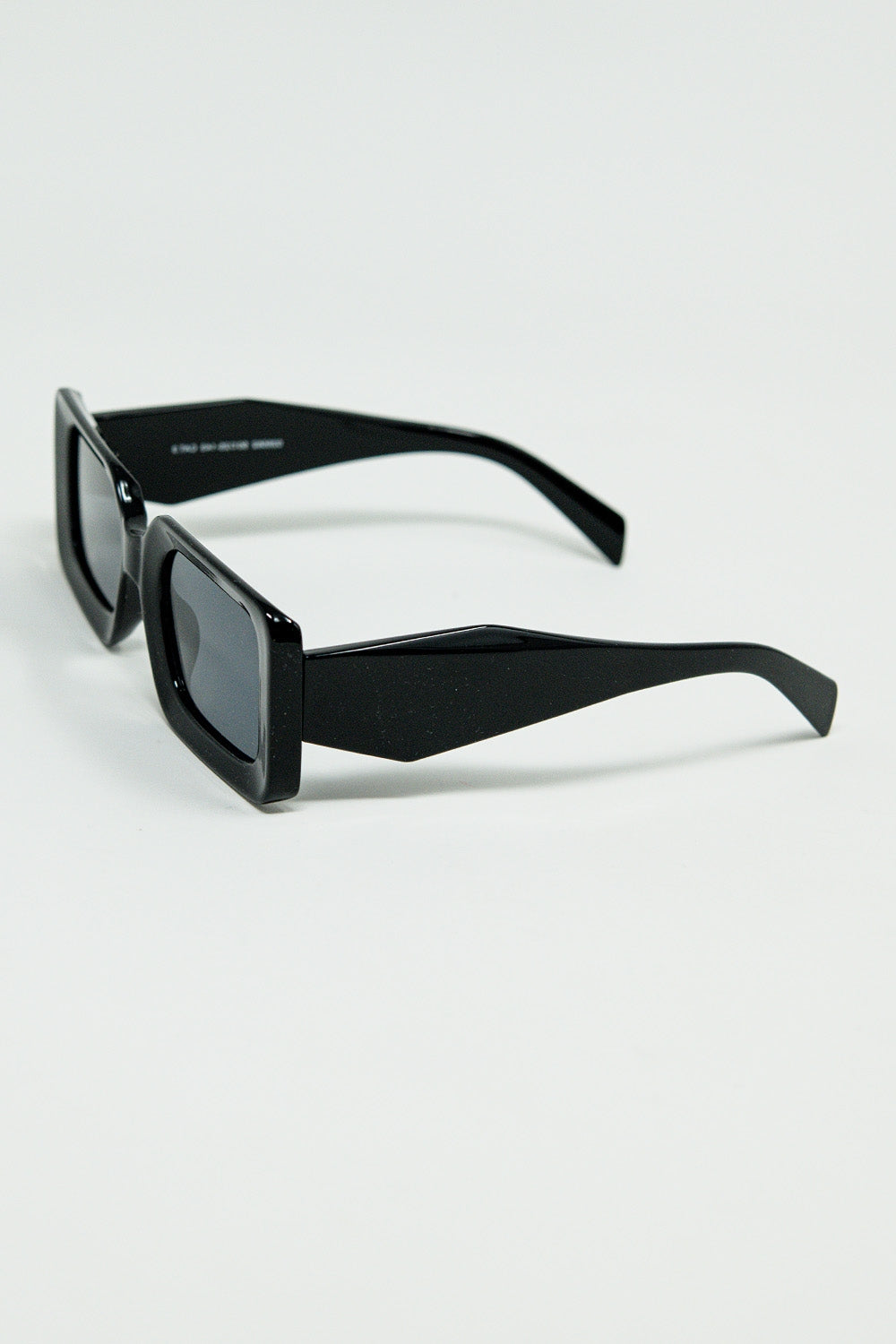 Gafas de sol cuadradas negras con detalle en el lateral