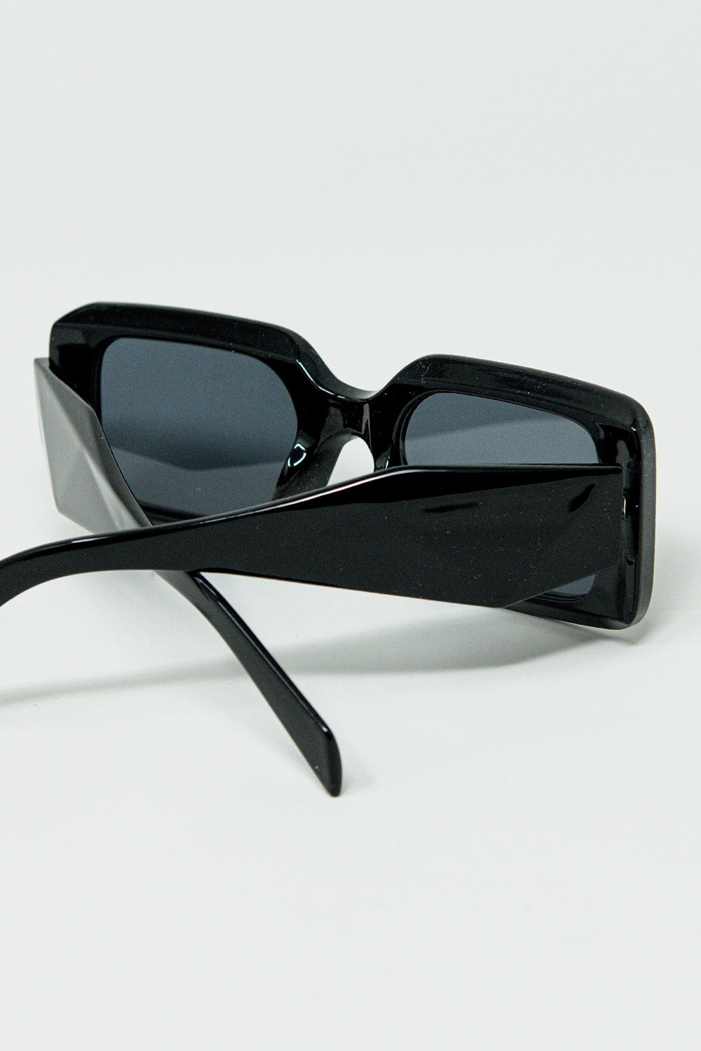 Gafas de sol cuadradas negras con detalle en el lateral