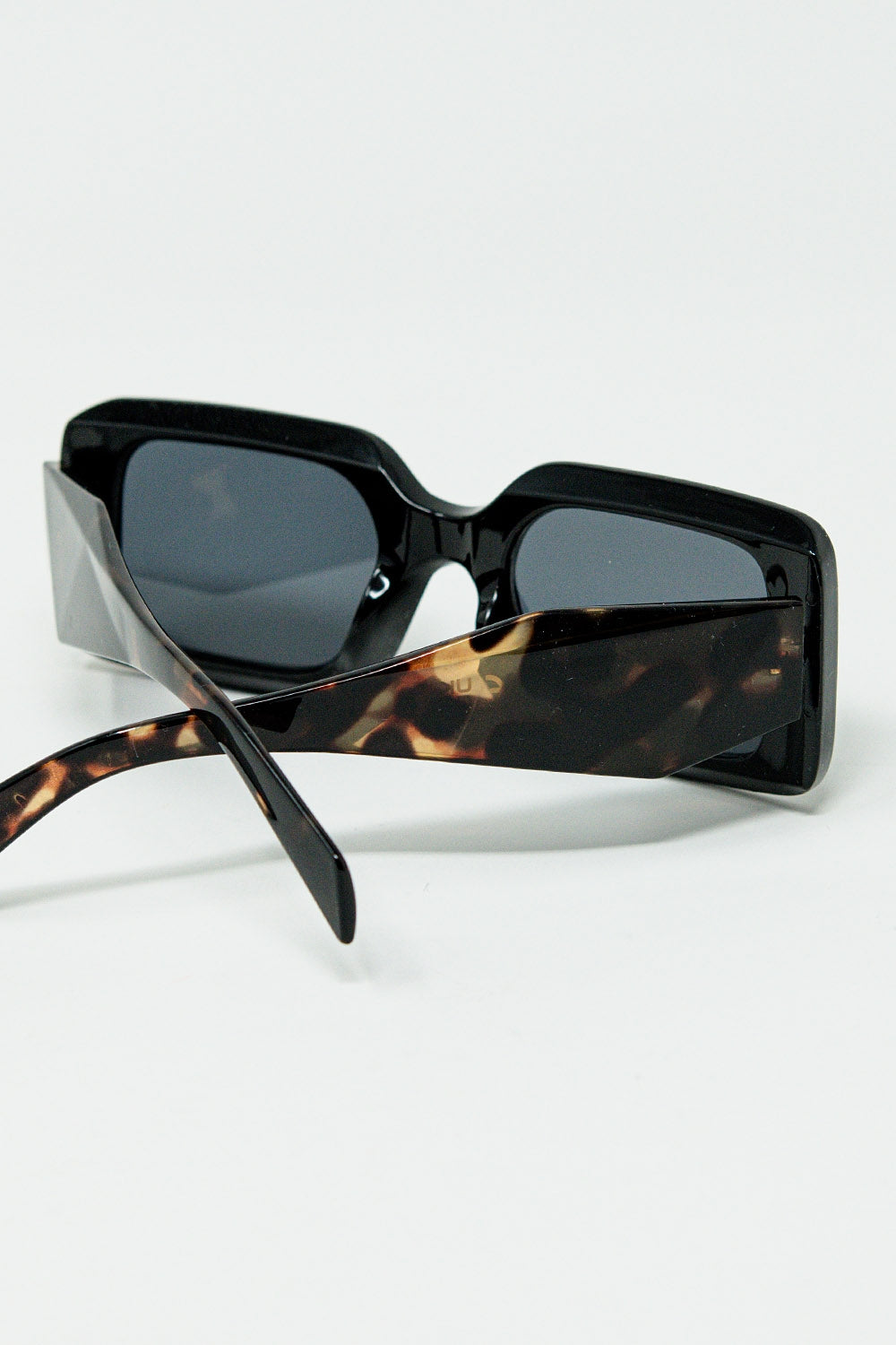 Gafas de sol cuadradas negras con estampado animal marrón en el lateral
