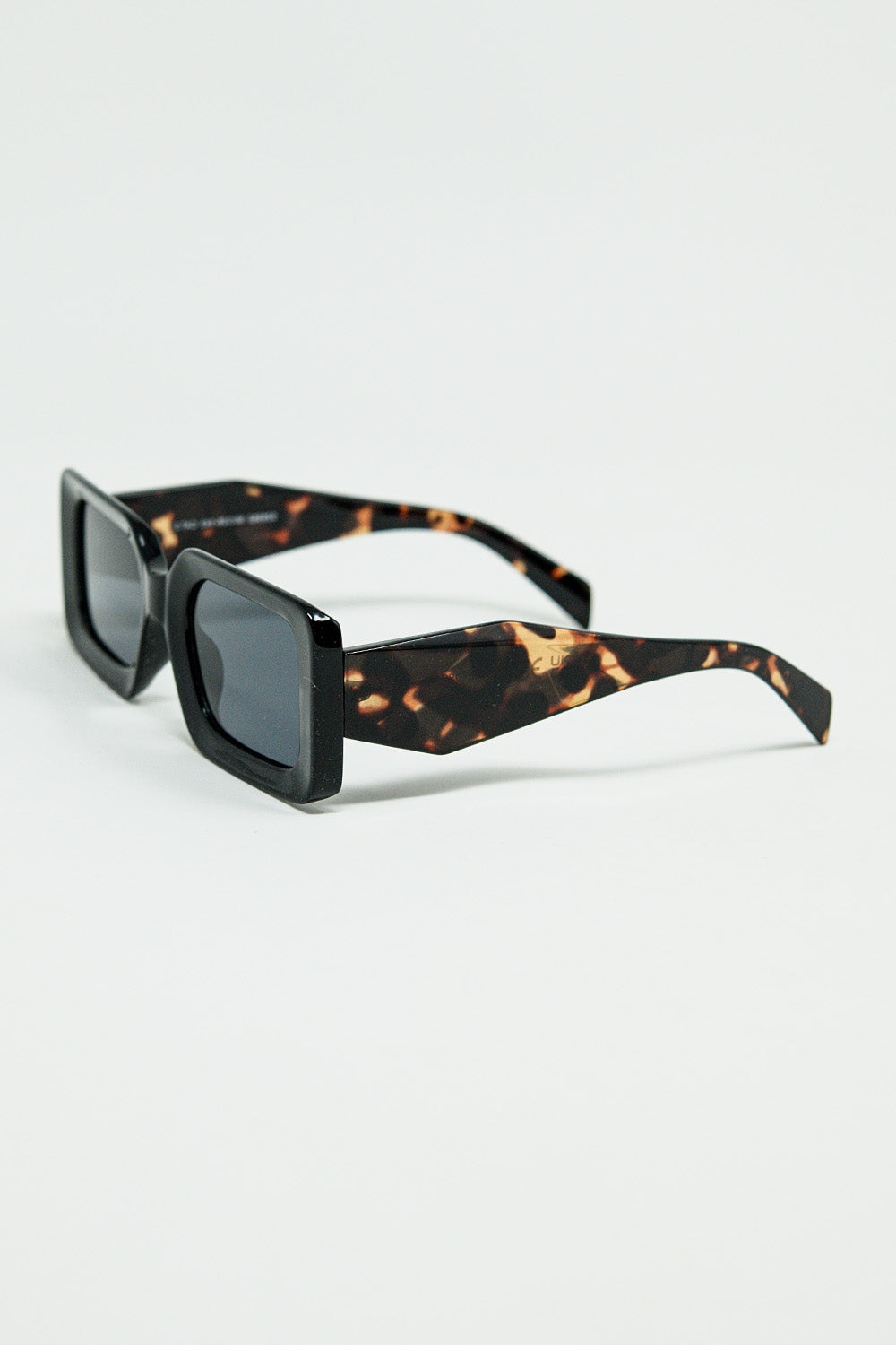 Gafas de sol cuadradas negras con estampado animal marrón en el lateral