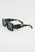 Gafas de sol cuadradas negras con estampado animal marrón en el lateral