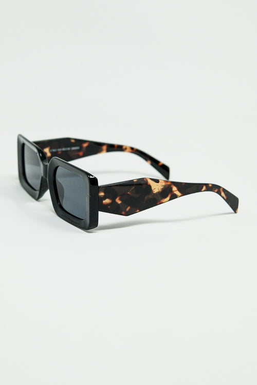 Gafas de sol cuadradas negras con estampado animal marrón en el lateral