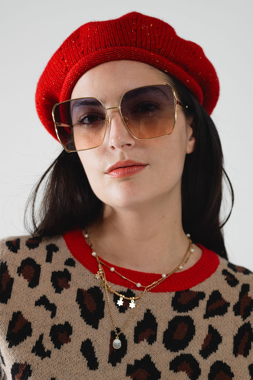 Modelo con Gafas de sol cuadradas oversize de metal con lentes degradadas azules