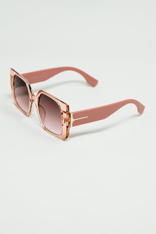 Gafas de sol cuadradas rosas con detalle dorado en el lateral