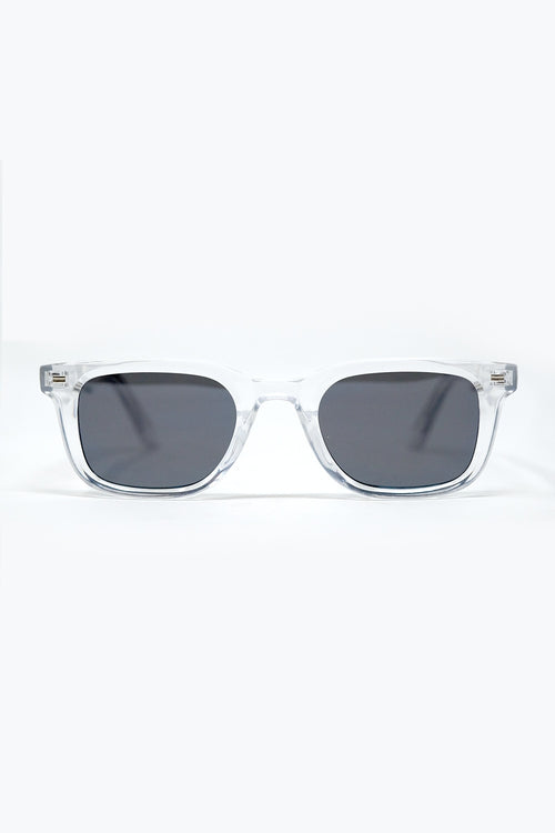 Gafas de sol cuadradas transparentes con cristales degradados negros y detalle metálico lateral