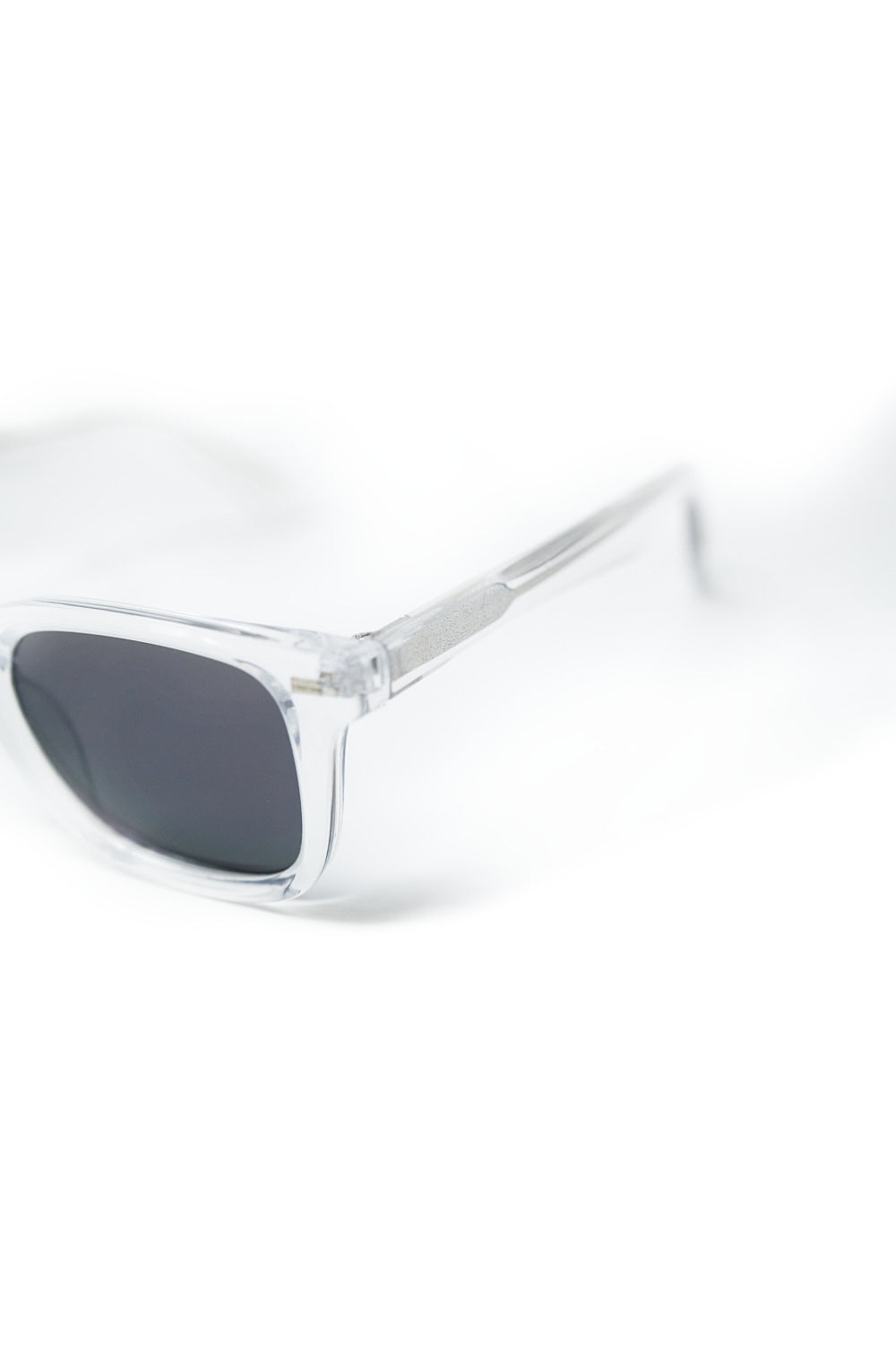 Gafas de sol cuadradas transparentes con cristales degradados negros y detalle metálico lateral