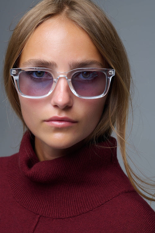 Gafas de sol cuadradas transparentes con lentes degradadas azules y detalle metálico lateral