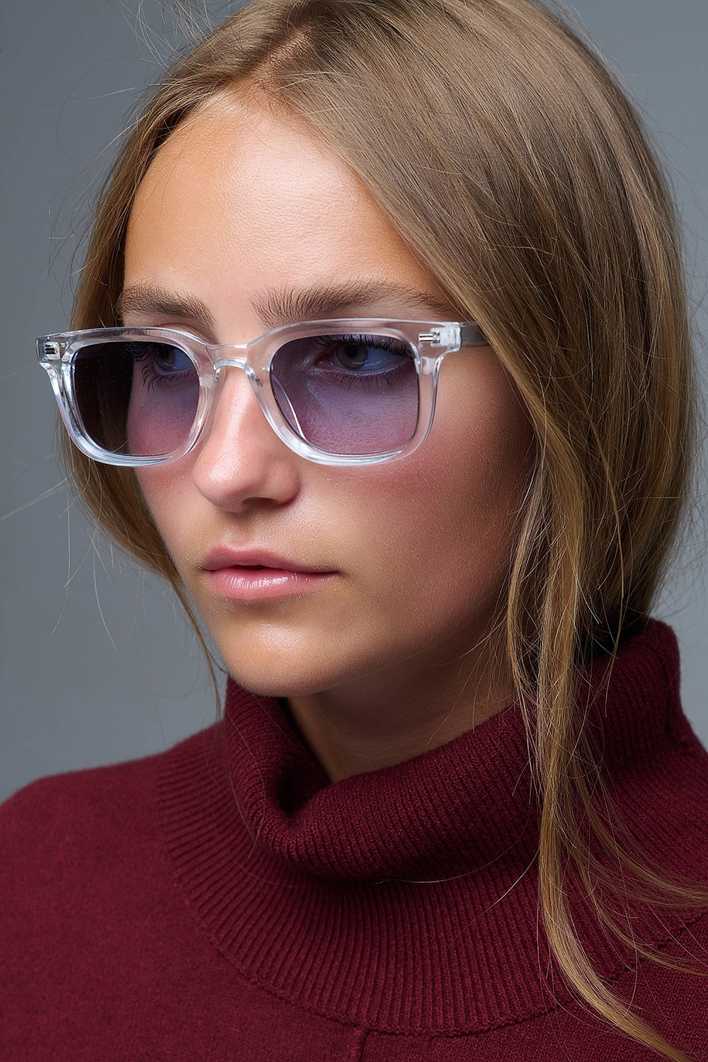 Gafas de sol cuadradas transparentes con lentes degradadas azules y detalle metálico lateral