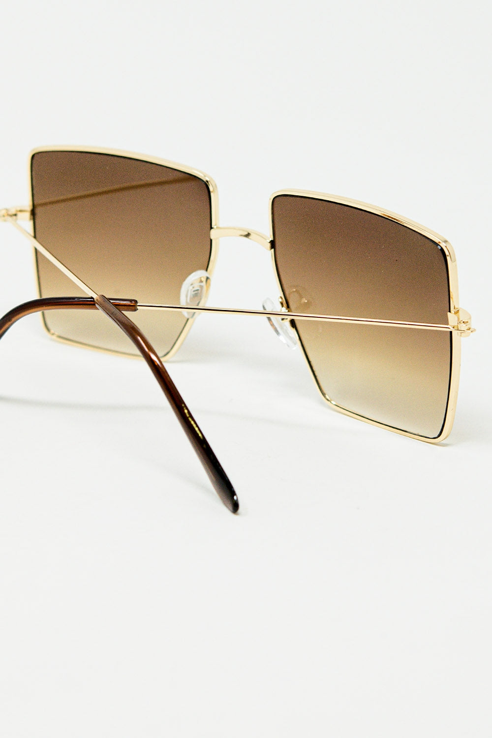 gafas de sol cuadradas y minimalistas
