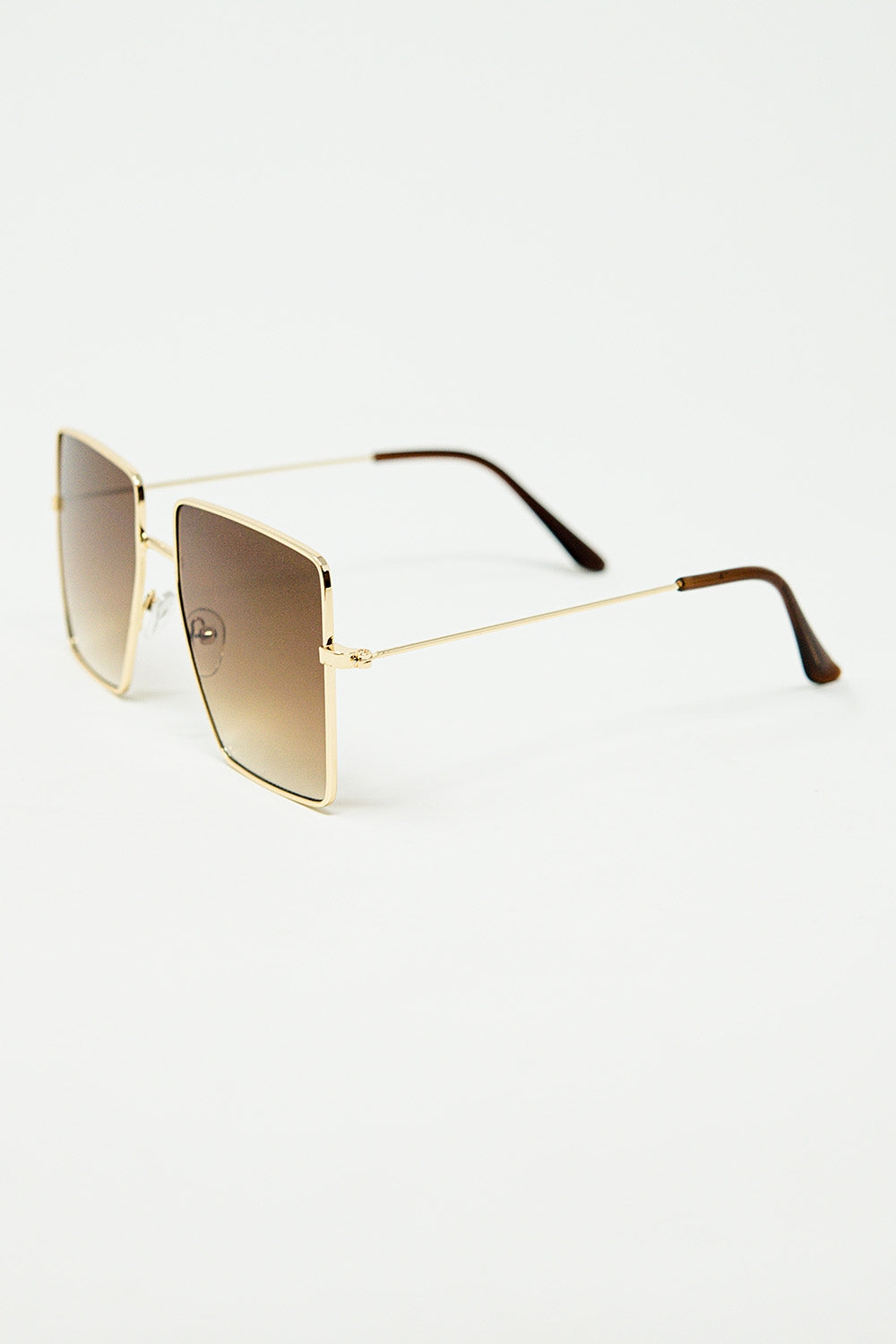 gafas de sol cuadradas y minimalistas