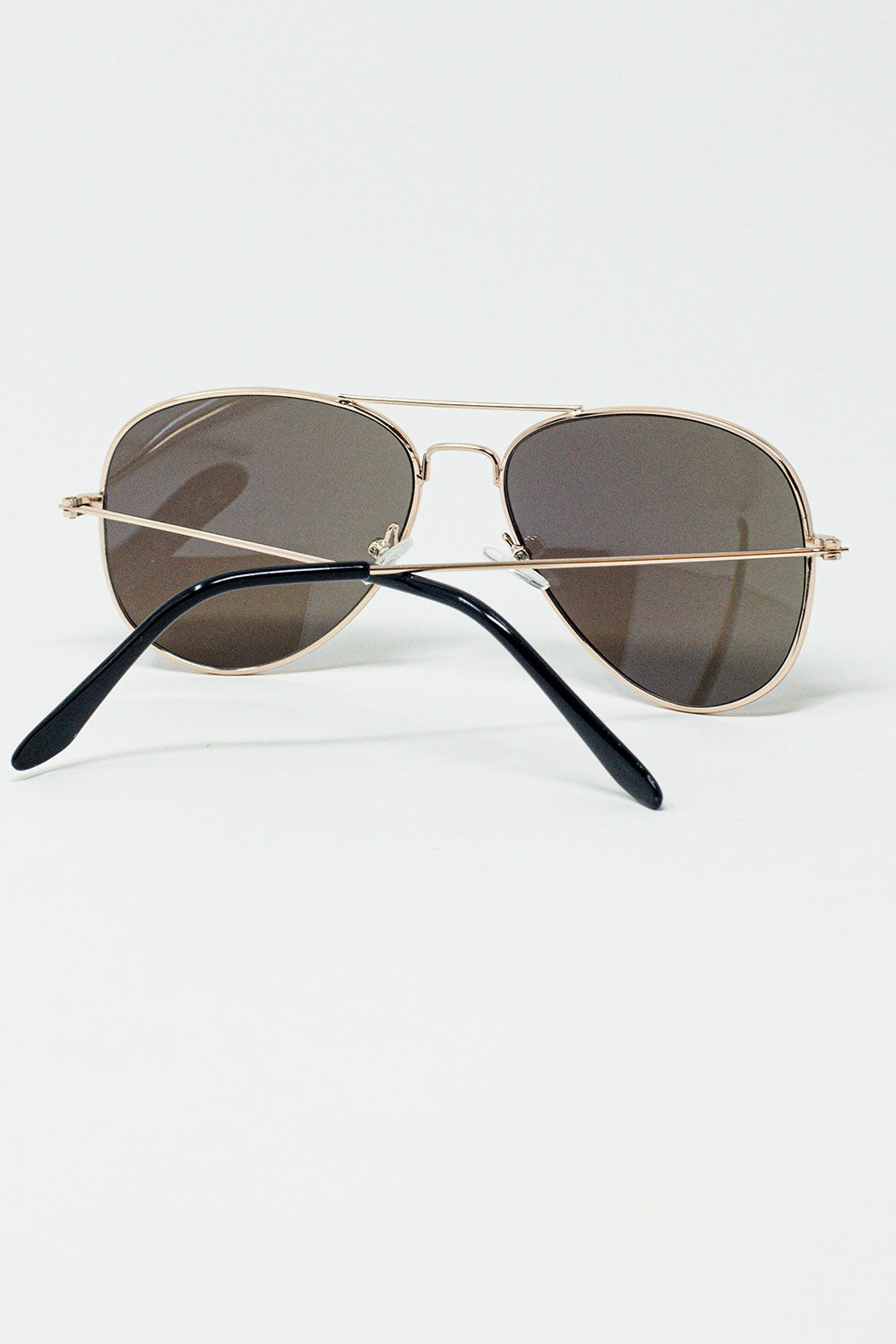 Gafas de sol de aviador retro con cristales ahumados azules y montura dorada