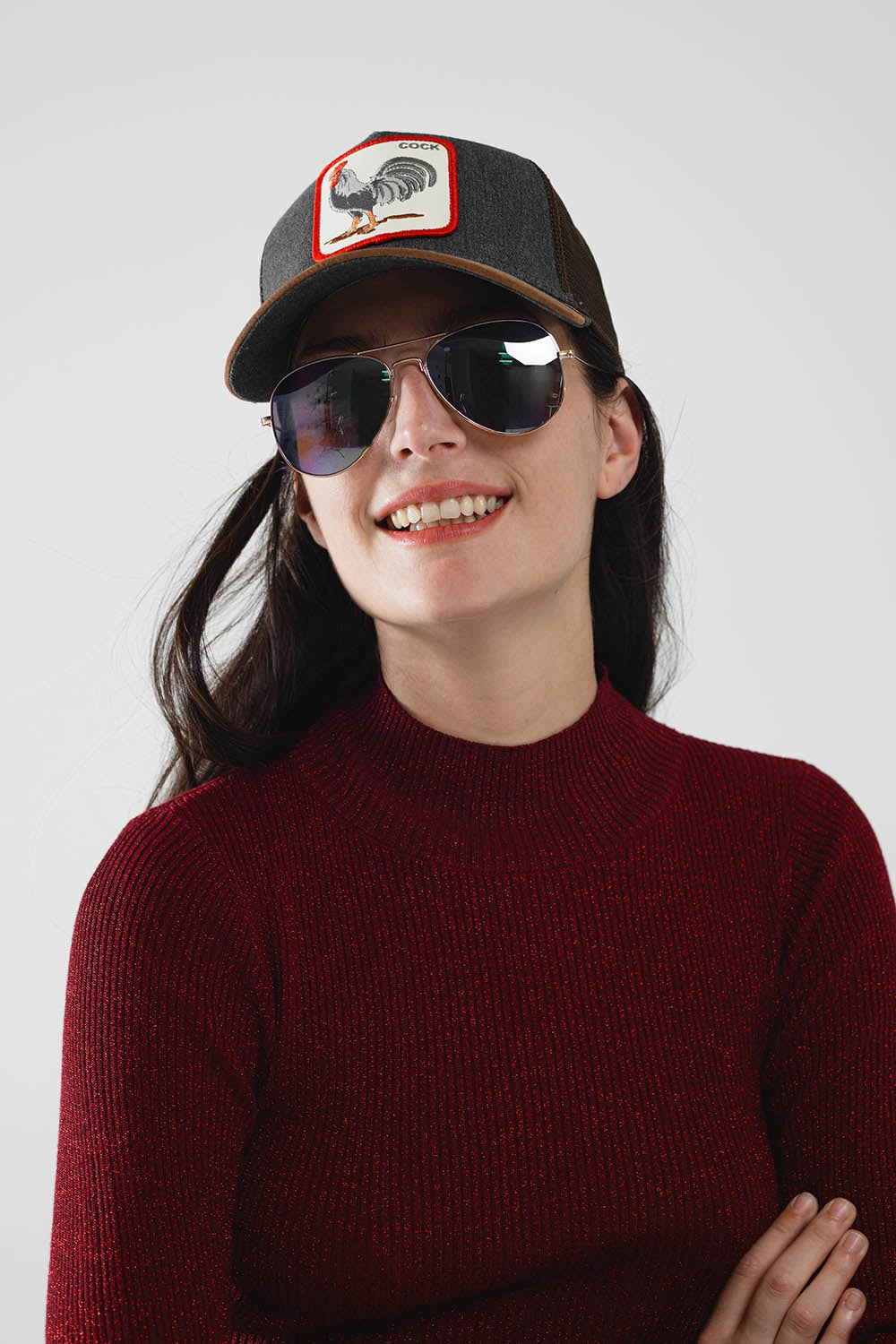 Modelo con Gafas de sol de aviador retro con cristales ahumados azules y montura dorada
