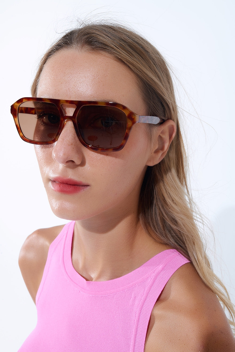 Gafas de sol de estilo retro con montura de carey camel y cristales negros
