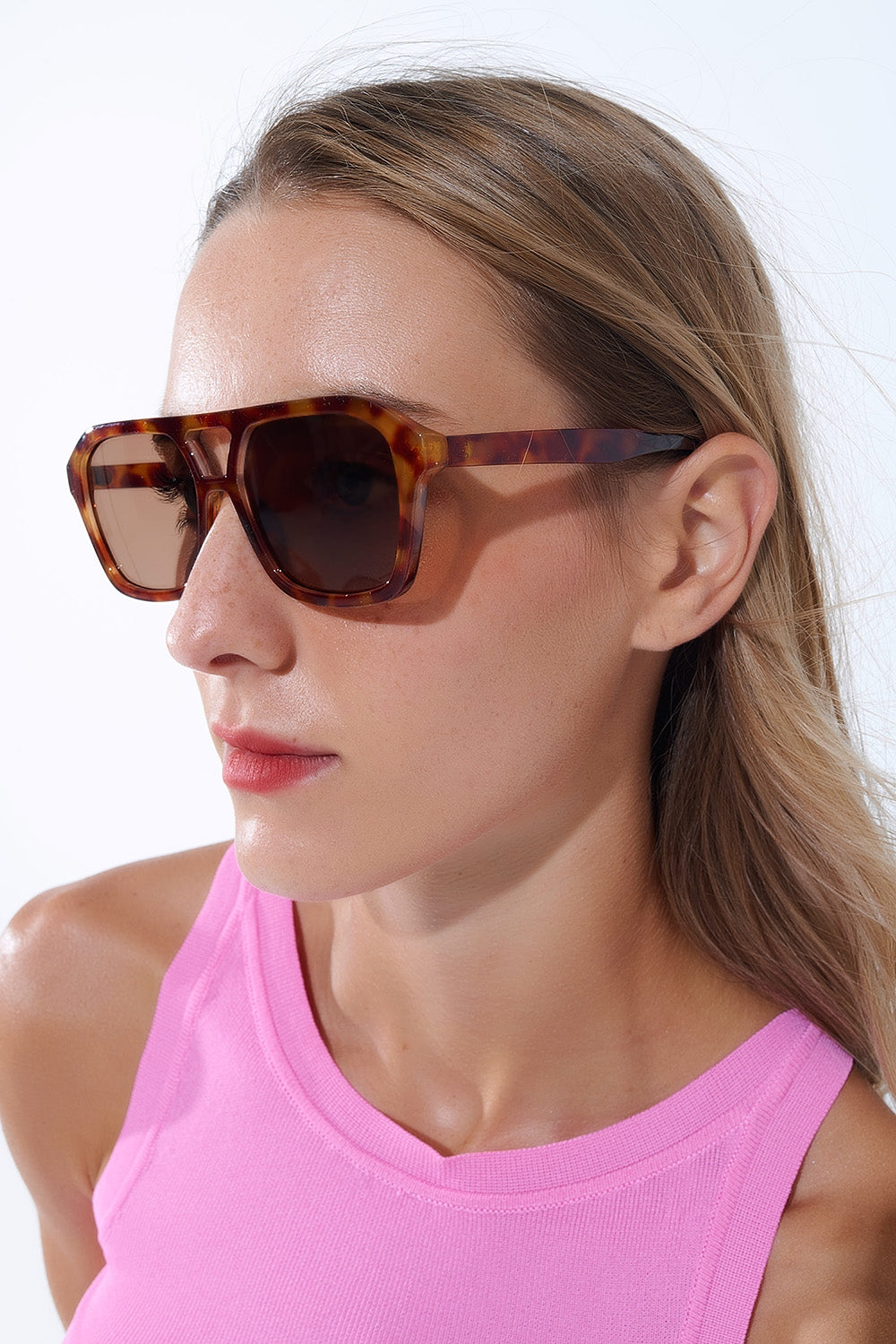 Gafas de sol de estilo retro con montura de carey camel y cristales negros
