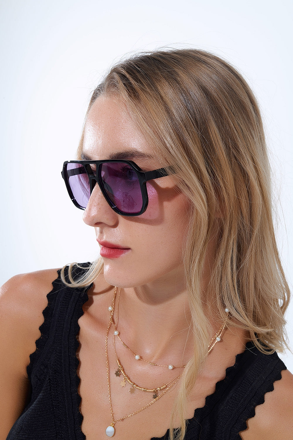 Gafas de sol de estilo retro con montura negra y cristales morados