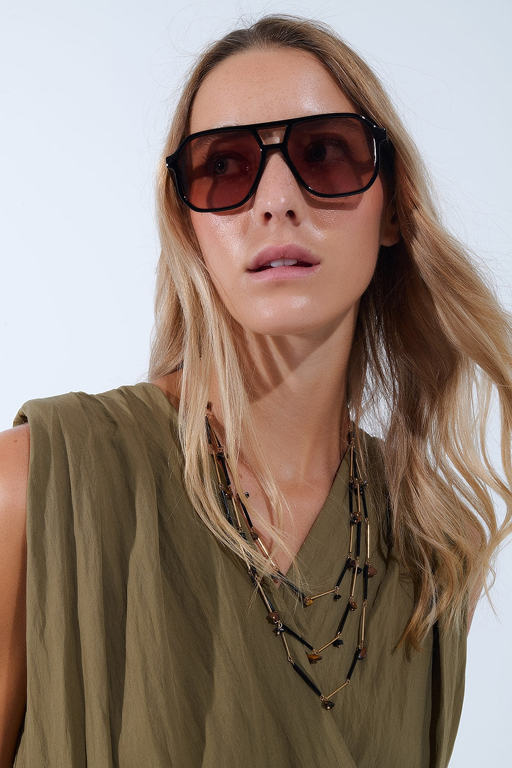 Q2 Gafas de sol de estilo retro con montura negra y cristales naranjas