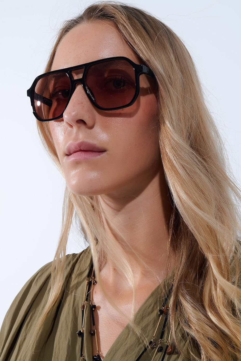 Gafas de sol de estilo retro con montura negra y cristales naranjas