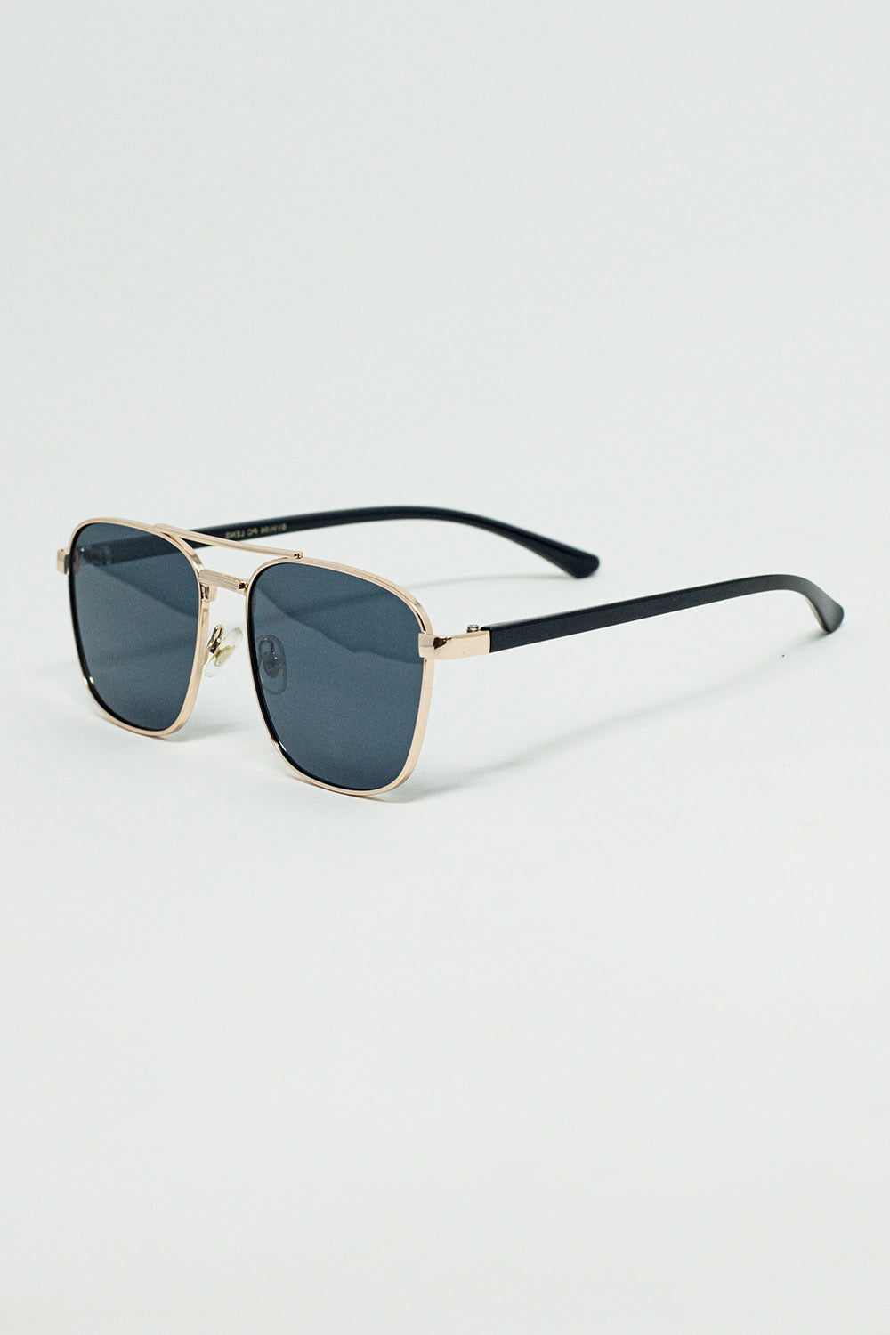 Gafas de sol de metal cuadradas con lentes ahumadas negras