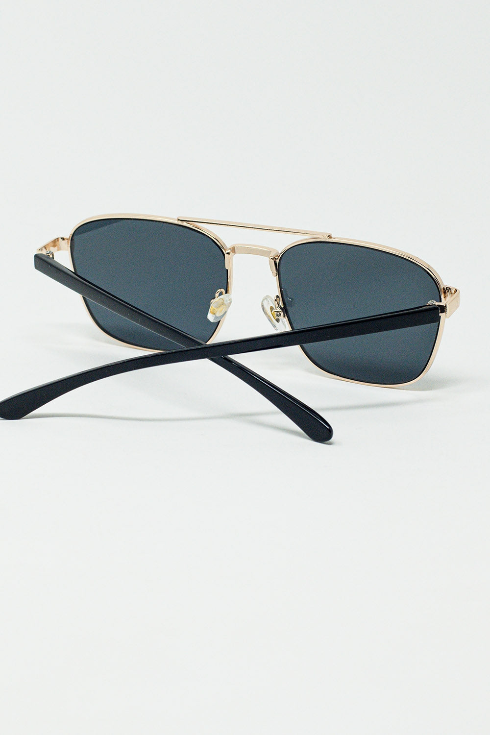 Gafas de sol de metal cuadradas con lentes ahumadas negras
