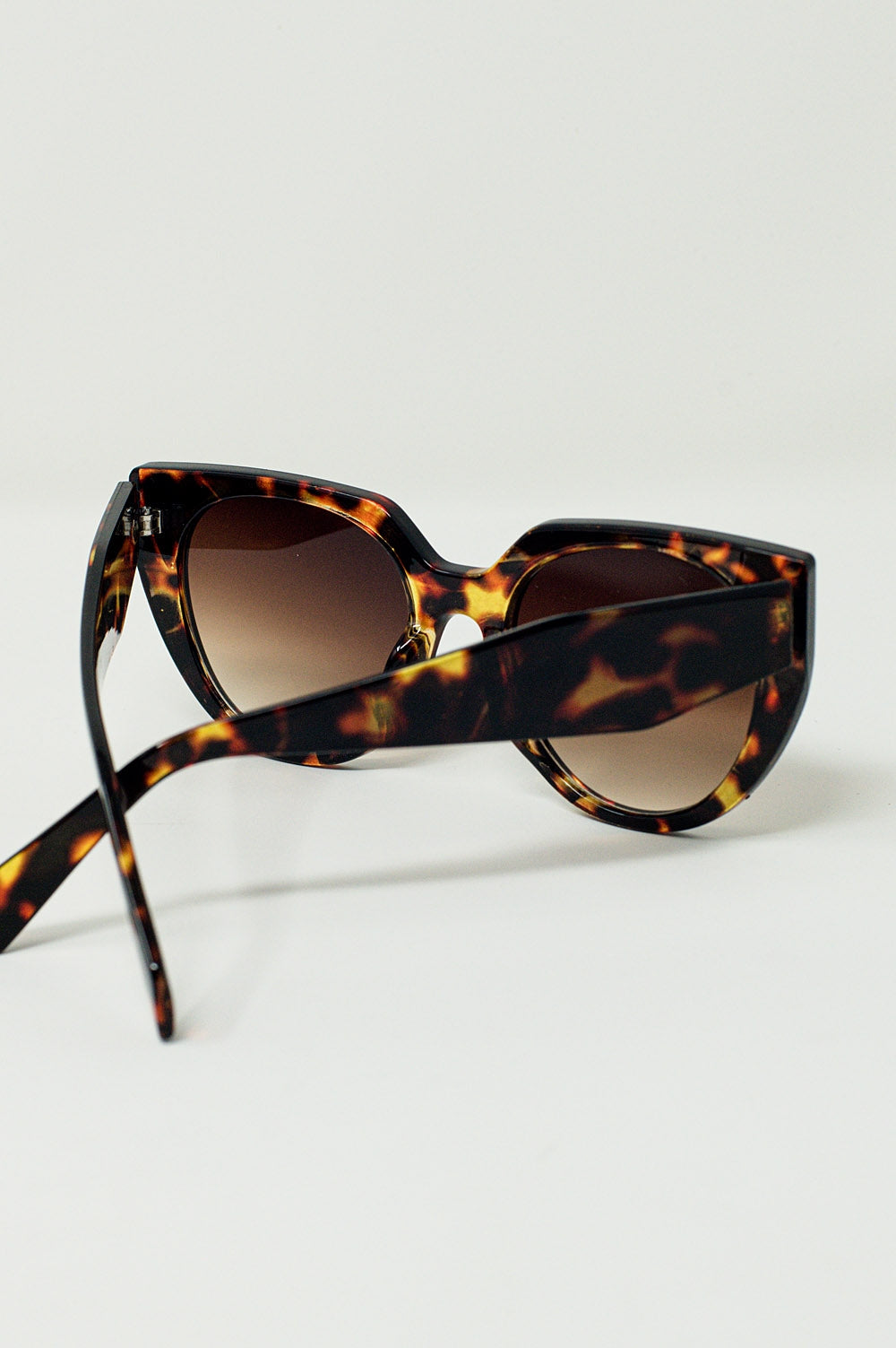 Gafas de sol de ojos de gato extragrandes con bordes anchos en carey