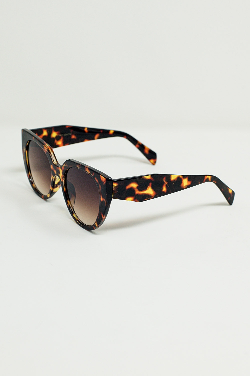 Gafas de sol de ojos de gato extragrandes con bordes anchos en carey