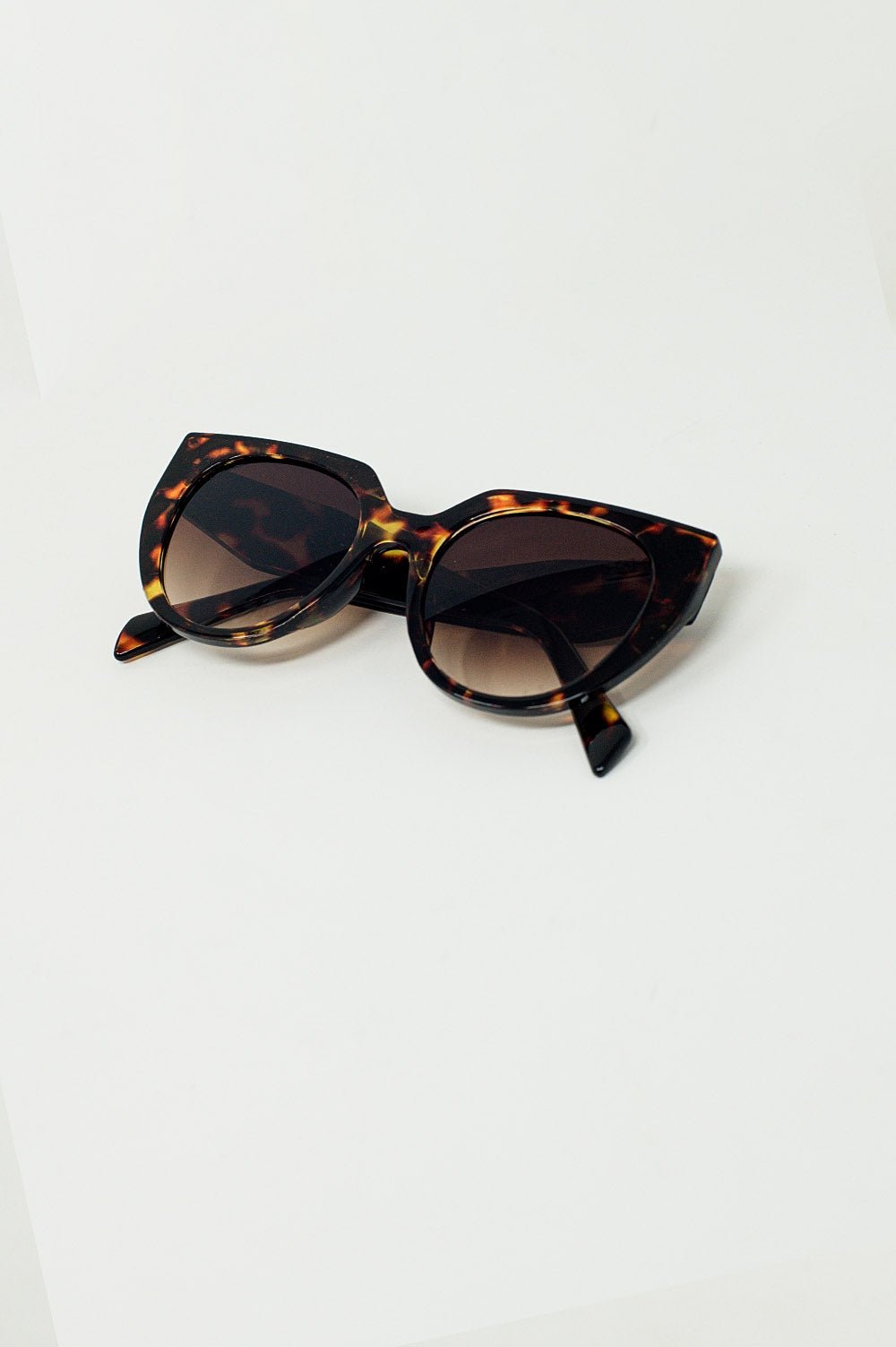 Gafas de sol de ojos de gato extragrandes con bordes anchos en carey