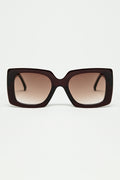 gafas de sol de silueta vintage con un sutil ojo de gato angulado en burdeos