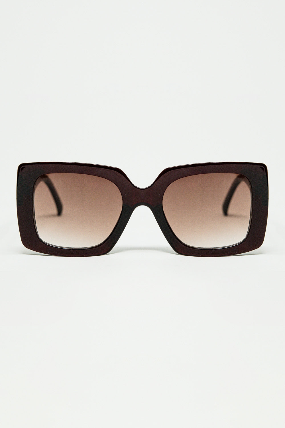 gafas de sol de silueta vintage con un sutil ojo de gato angulado en burdeos