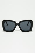 gafas de sol de silueta vintage con un sutil ojo de gato angulado en negro