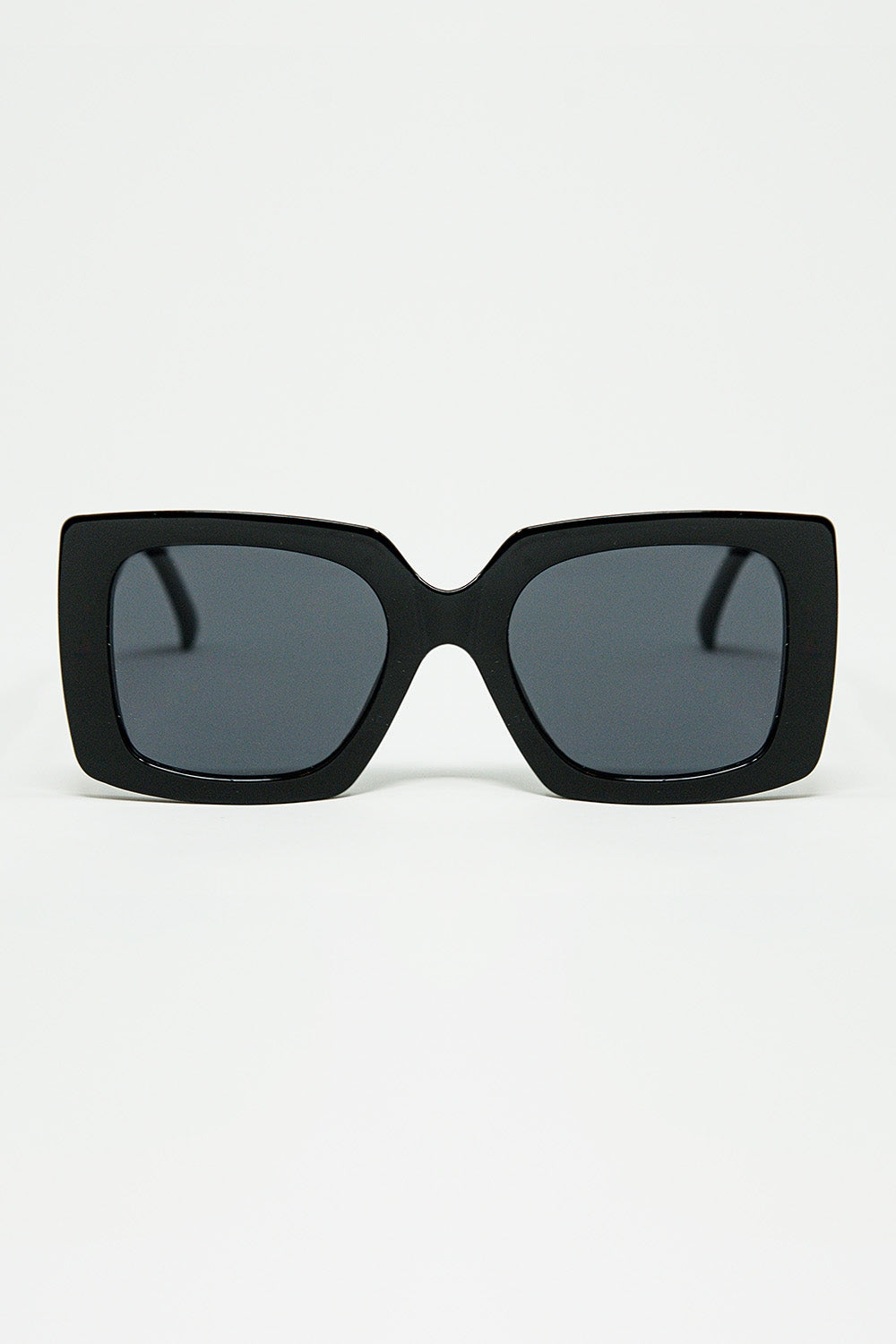 Q2 gafas de sol de silueta vintage con un sutil ojo de gato angulado en negro