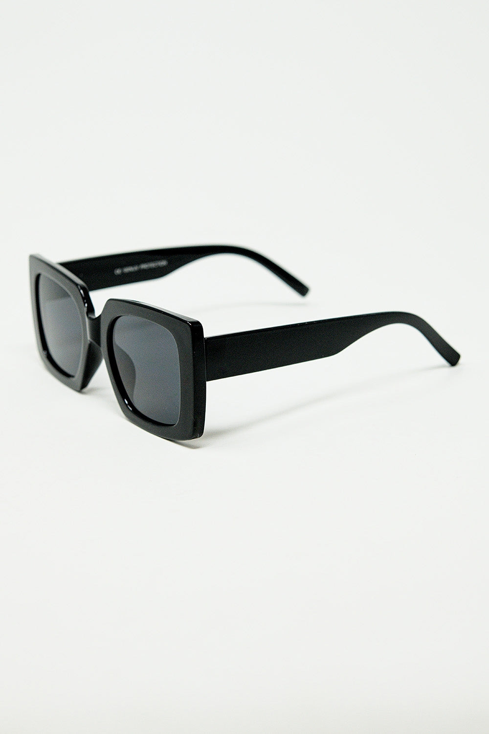 gafas de sol de silueta vintage con un sutil ojo de gato angulado en negro