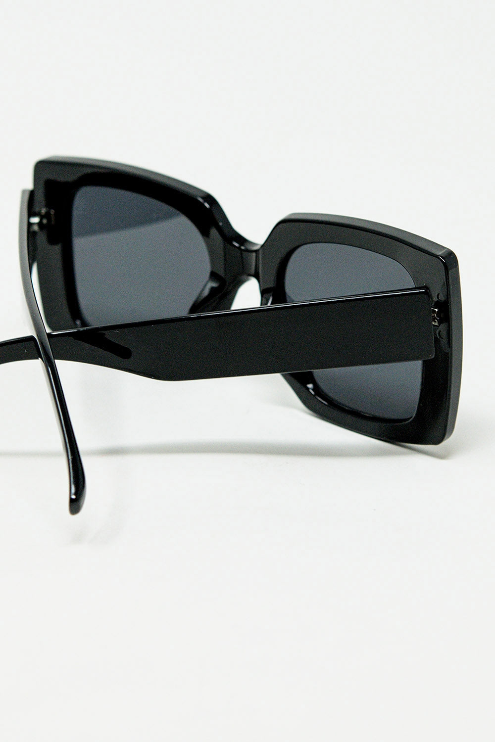 gafas de sol de silueta vintage con un sutil ojo de gato angulado en negro