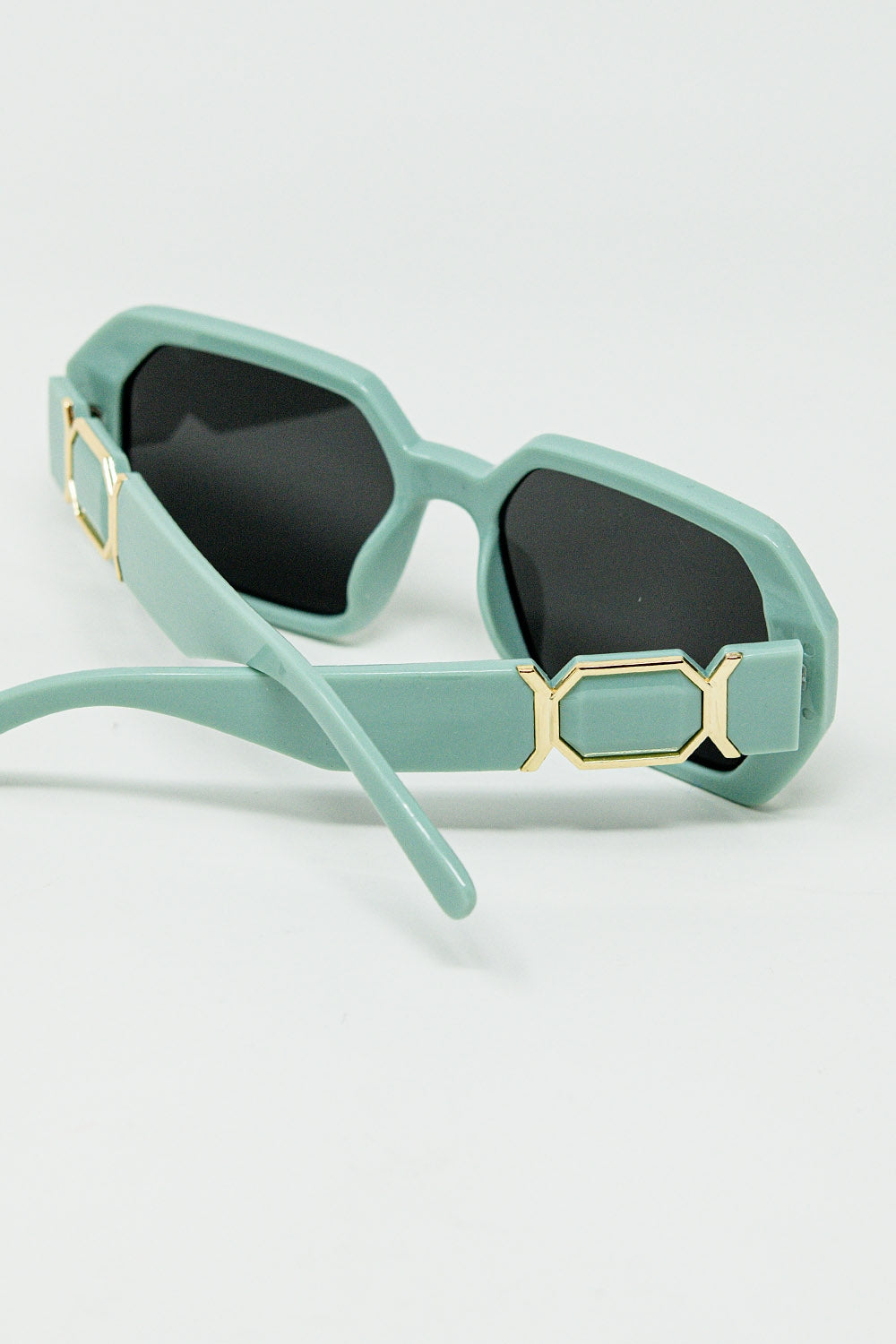 Gafas de sol en forma de diamante con lentes de color esmeralda claro