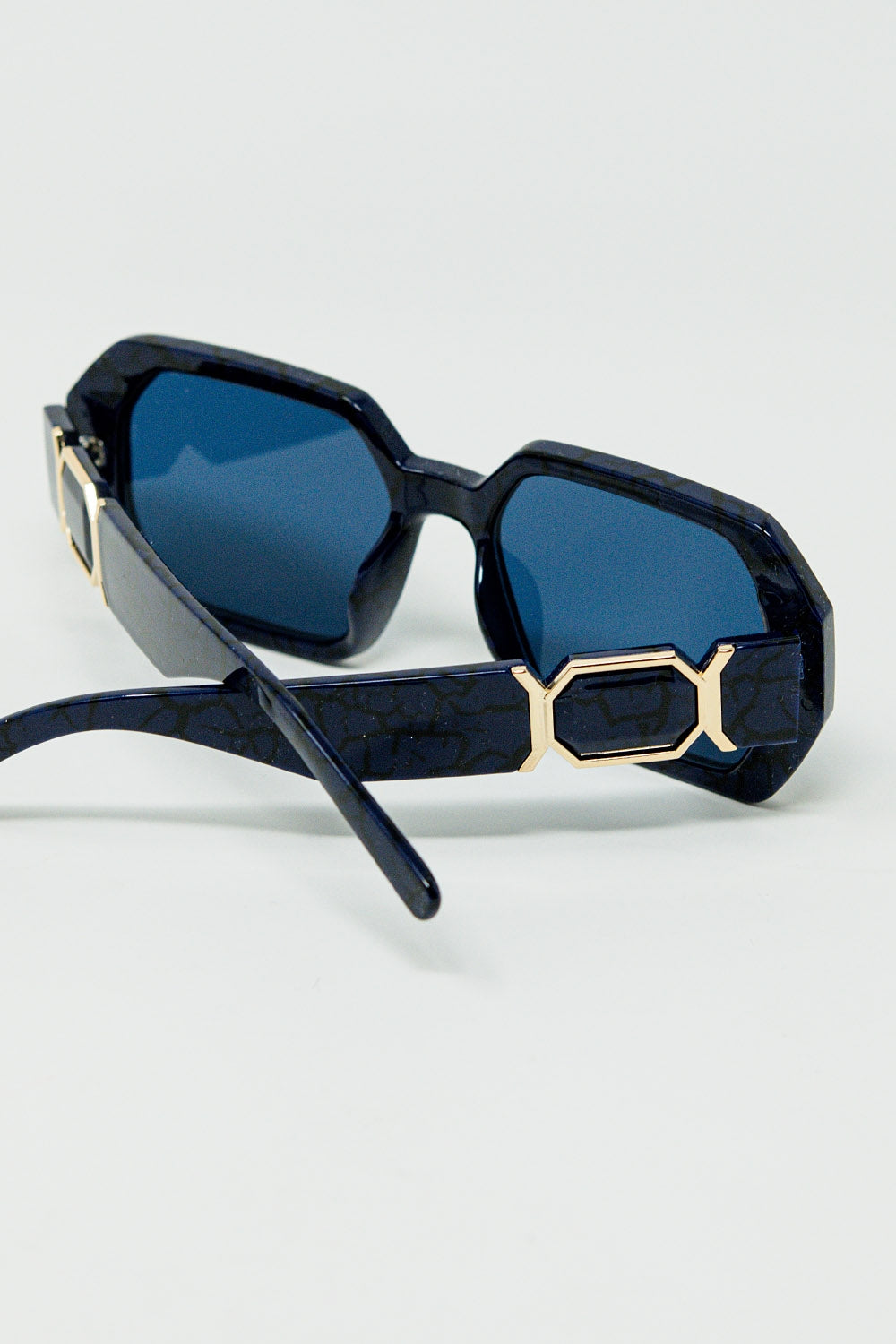Gafas de sol en forma de diamante en color negro con lentes de color azul intenso