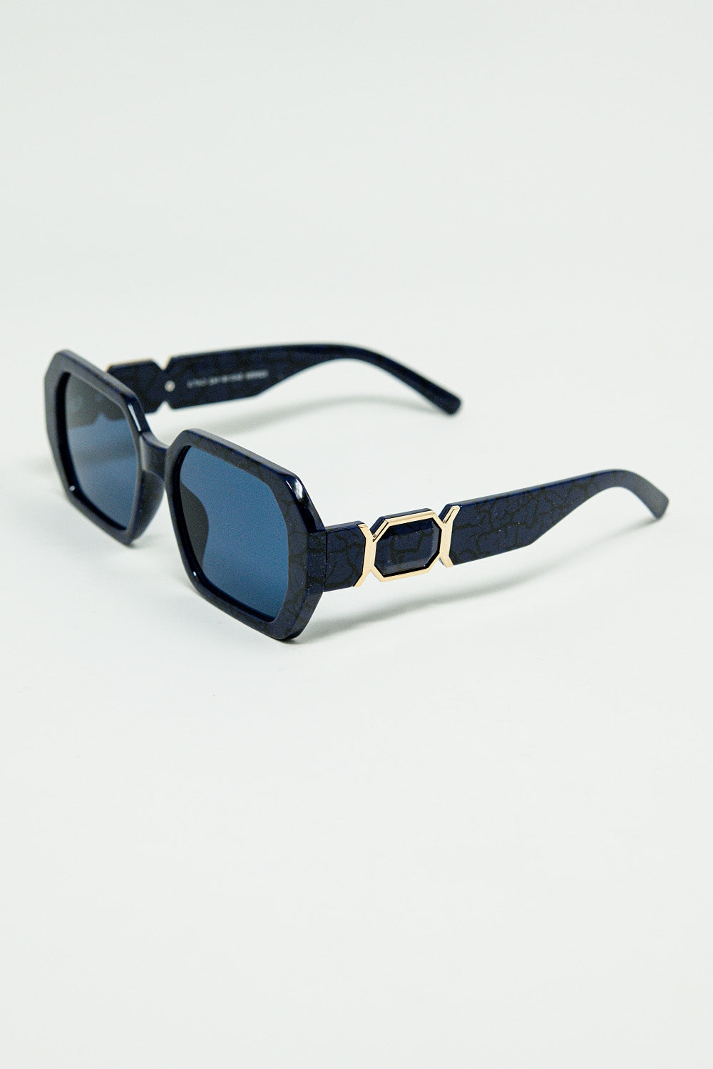 Gafas de sol en forma de diamante en color negro con lentes de color azul intenso