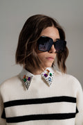Modelo con gafas de sol estilo cuadrado en negro