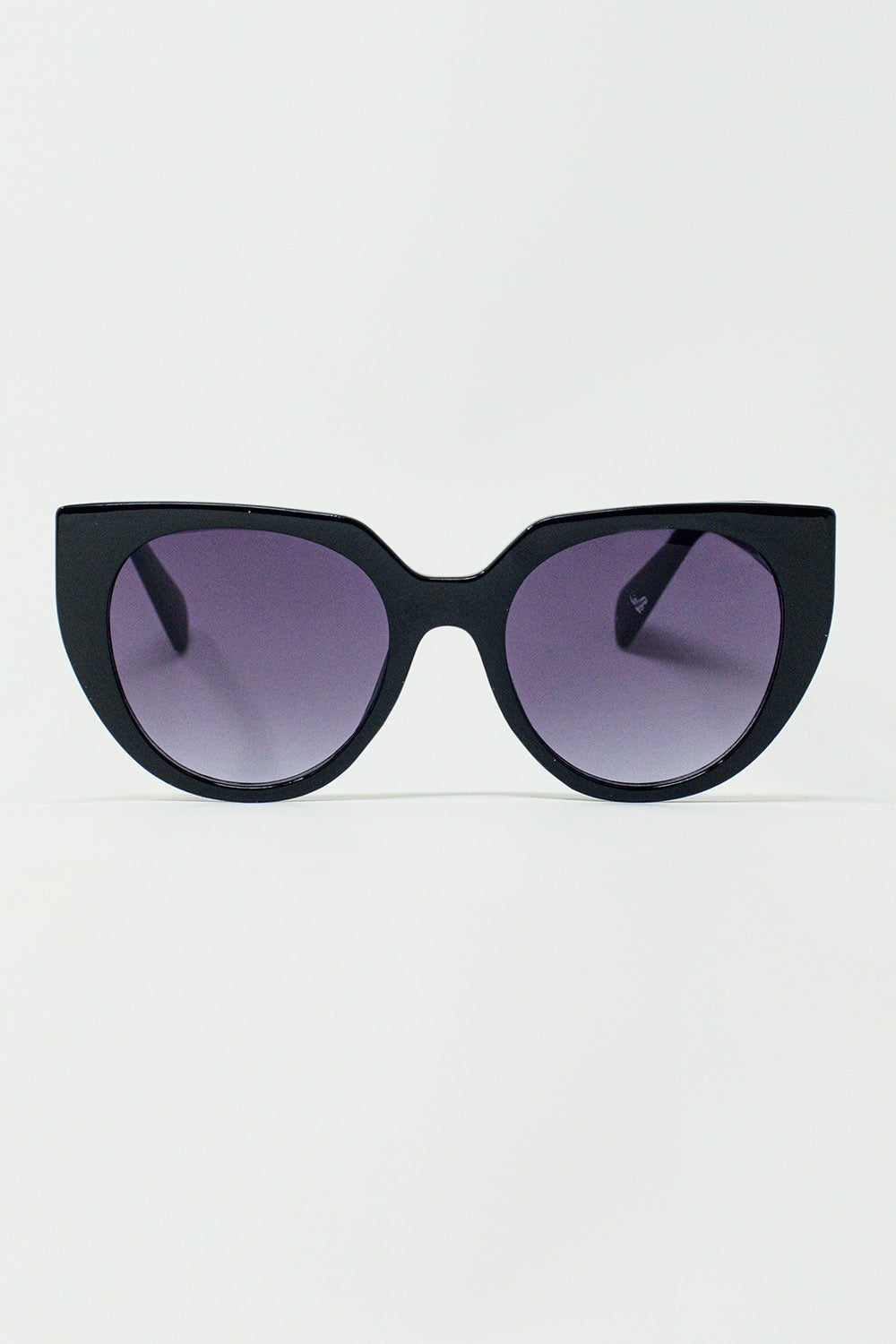 Q2 Gafas de sol estilo ojo de gato extragrandes con ribete ancho en negro.