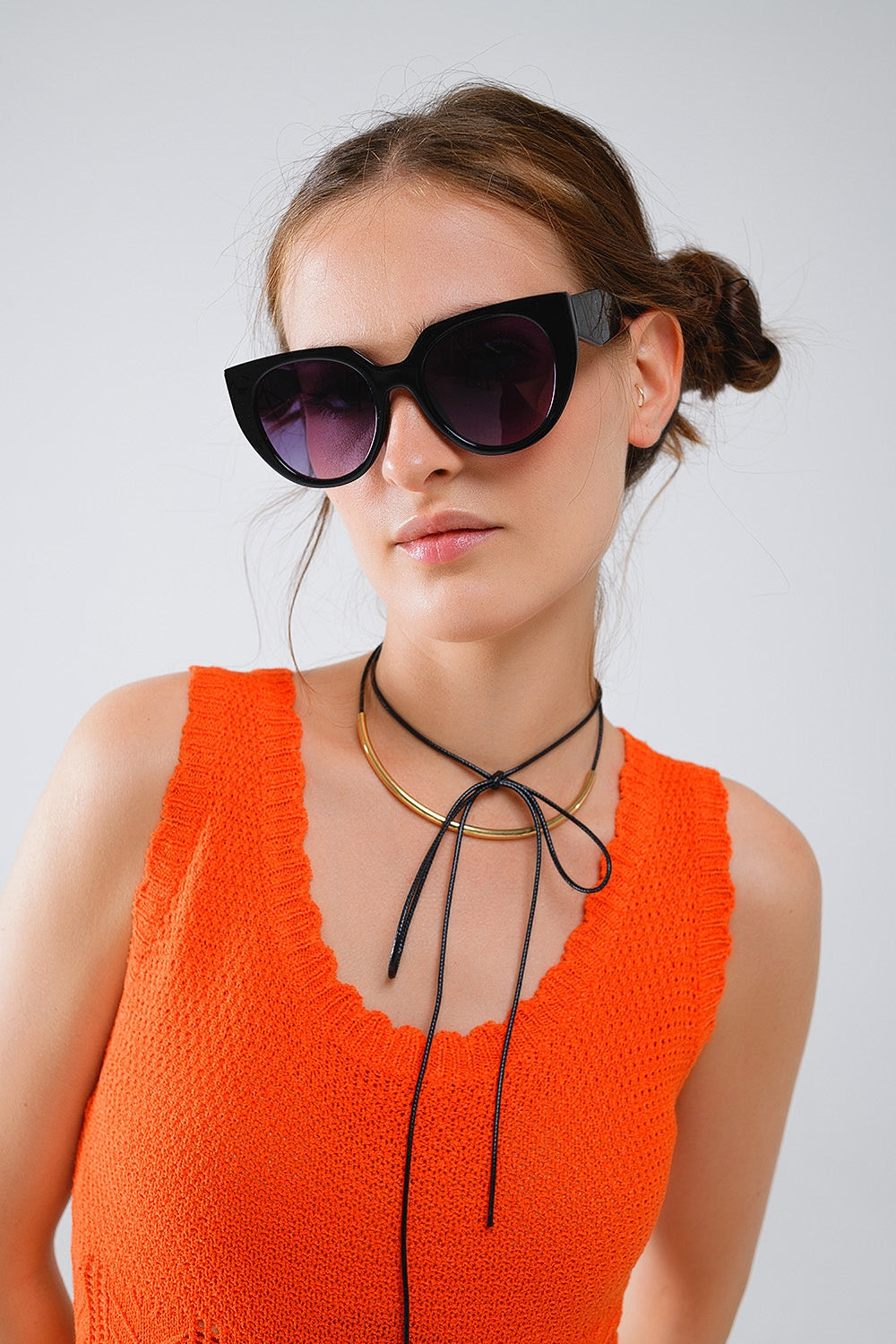 Gafas de sol estilo ojo de gato extragrandes con ribete ancho en negro.
