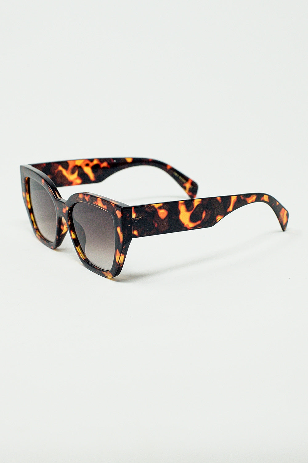 gafas de sol geométricas polarizadas con cristales oscuros degradados y carey