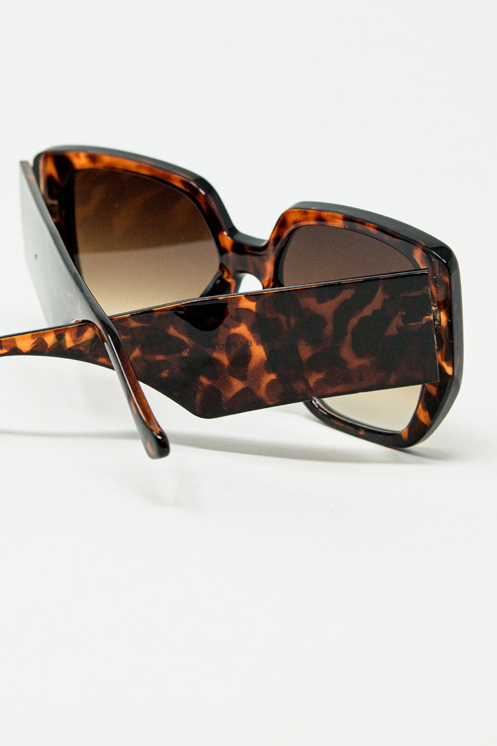 Gafas de sol marrones estilo pin-up con diseño geométrico y ojos de gato