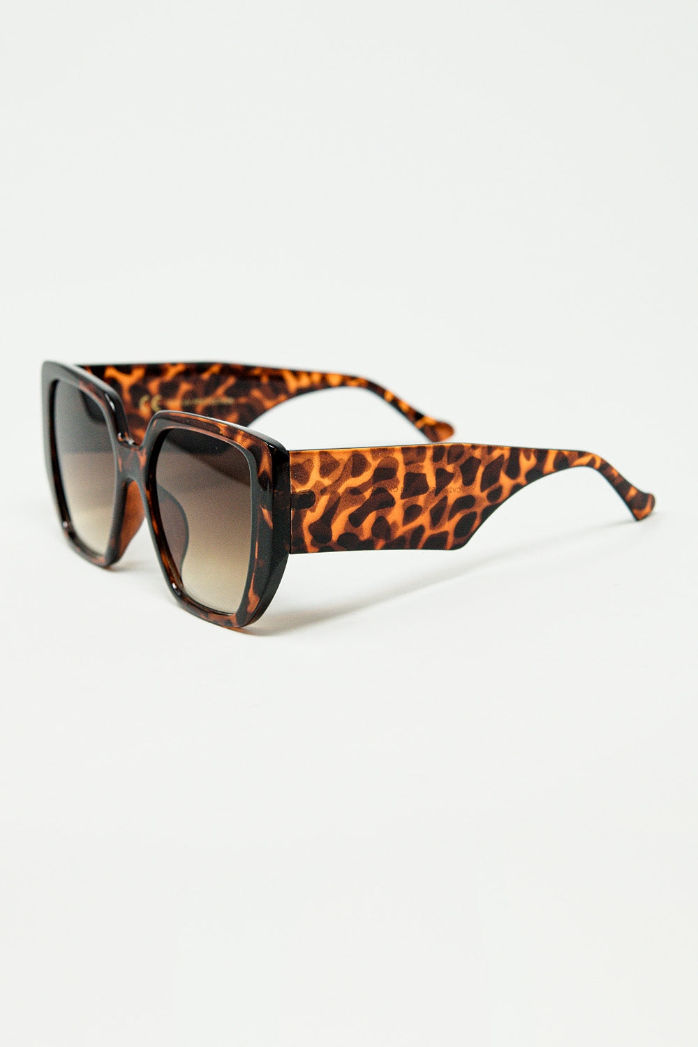 Gafas de sol marrones estilo pin-up con diseño geométrico y ojos de gato