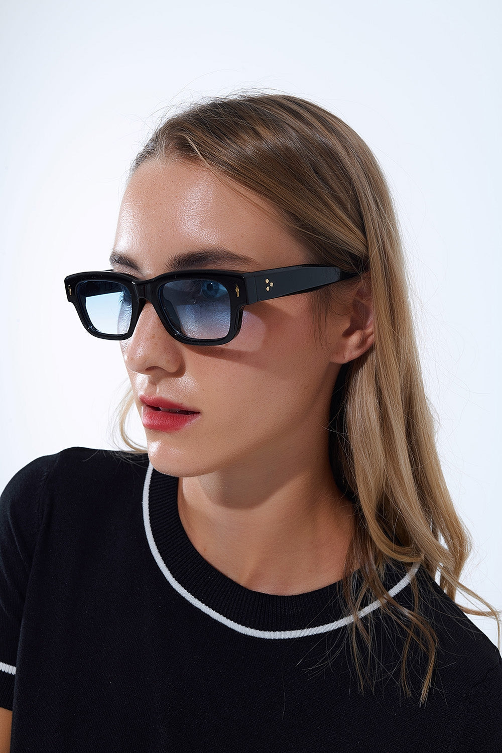 Q2 Gafas de sol negras con montura ovalada con detalle dorado y cristal azul