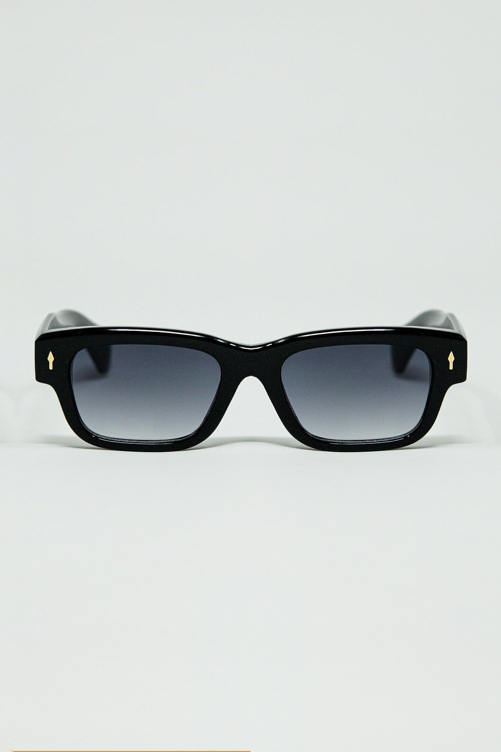 Q2 Gafas de sol negras con montura ovalada con detalle dorado