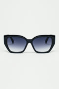 Gafas de sol negras gruesas y geométricas con lentes degradadas
