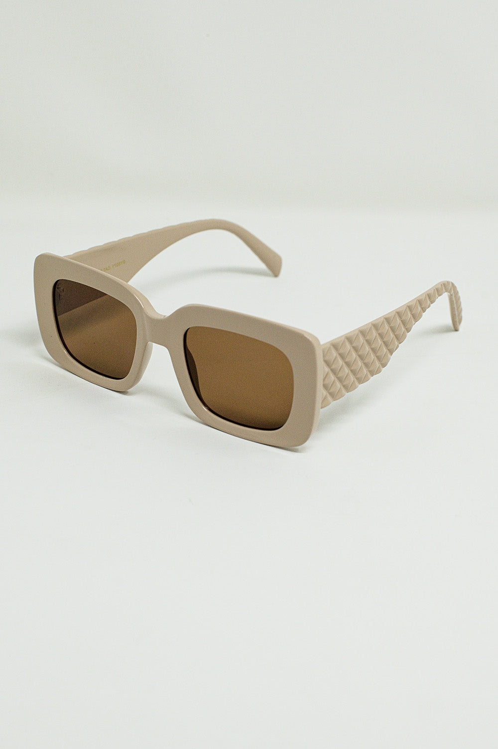 Gafas de sol ovaladas con lente ahumada en beige