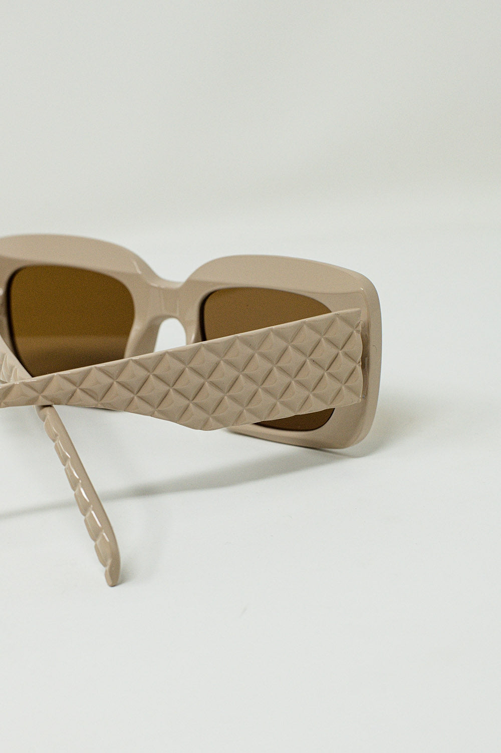 Gafas de sol ovaladas con lente ahumada en beige