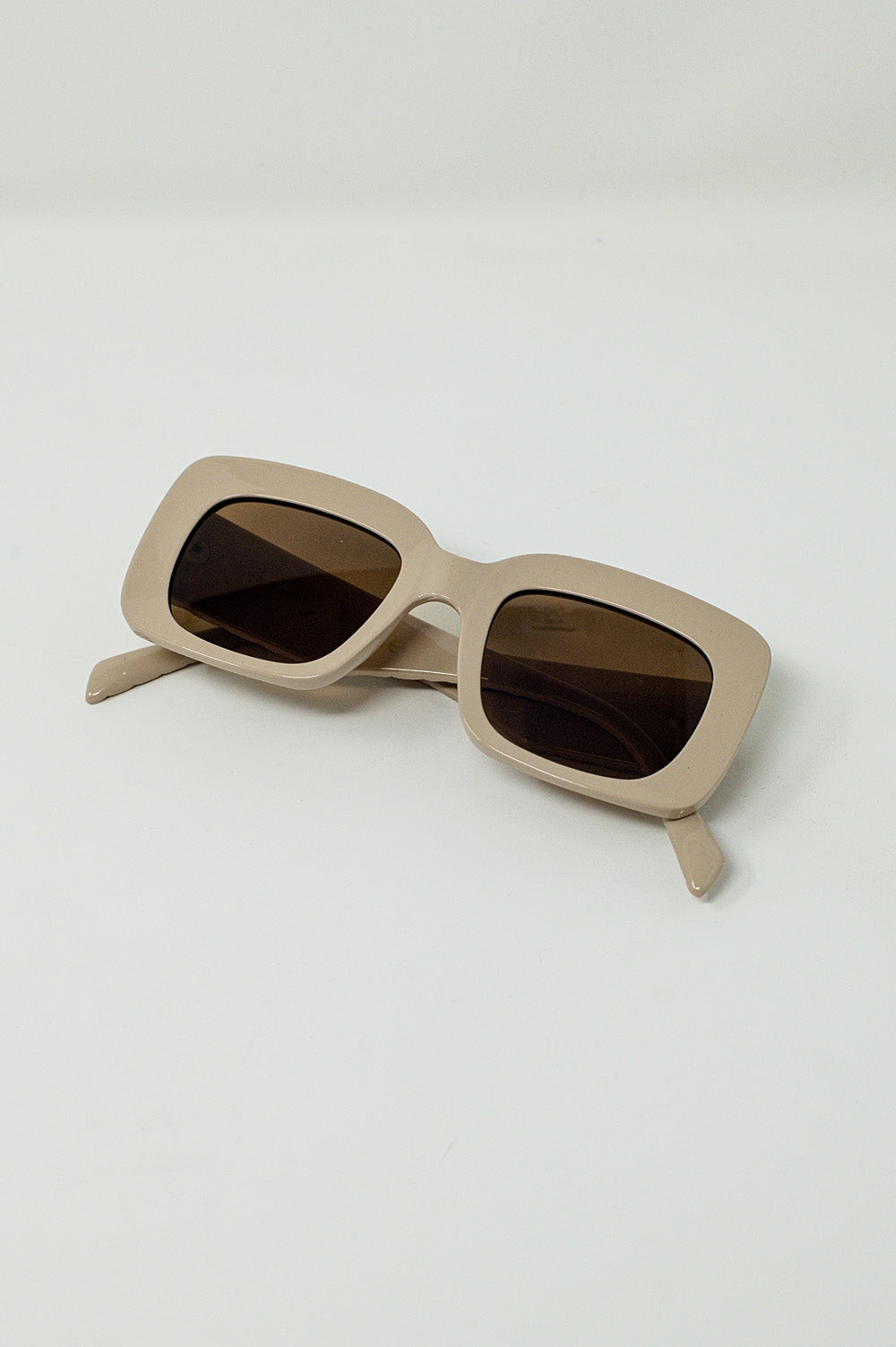 Gafas de sol ovaladas con lente ahumada en beige