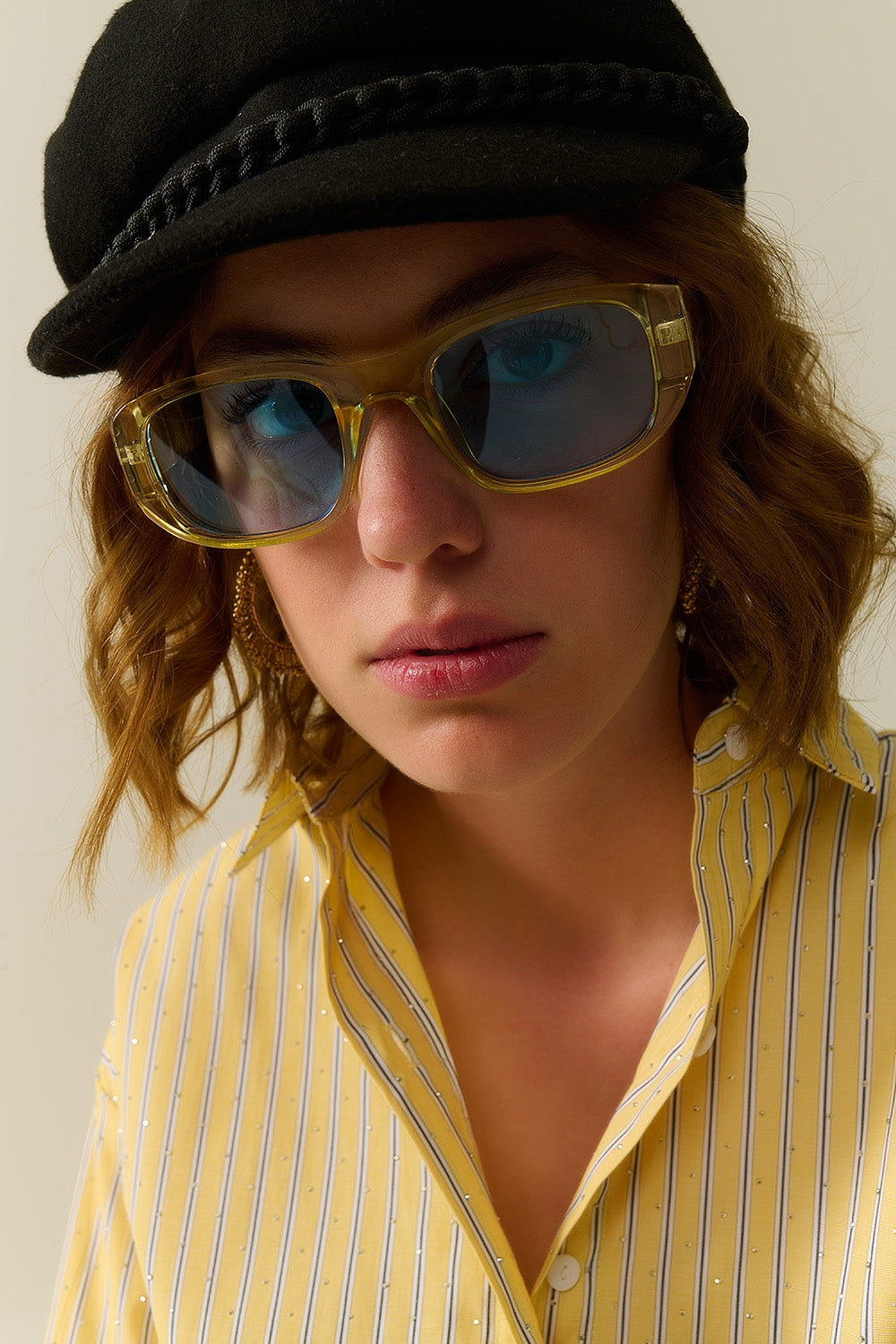 Gafas de sol ovaladas con montura transparente de alto brillo en amarillo